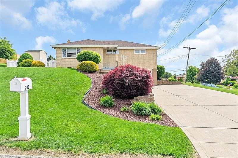 200 Thorncrest Dr photo 1