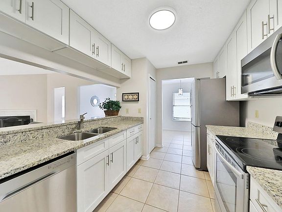 5th image of 95 Crystal Branch Ct