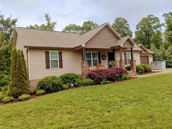 375 Twin Creeks Dr, Stokesdale, NC 27357