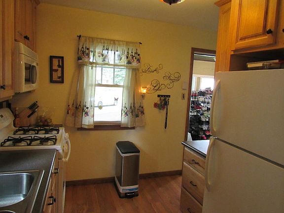 3rd image of 684 Parkway Dr