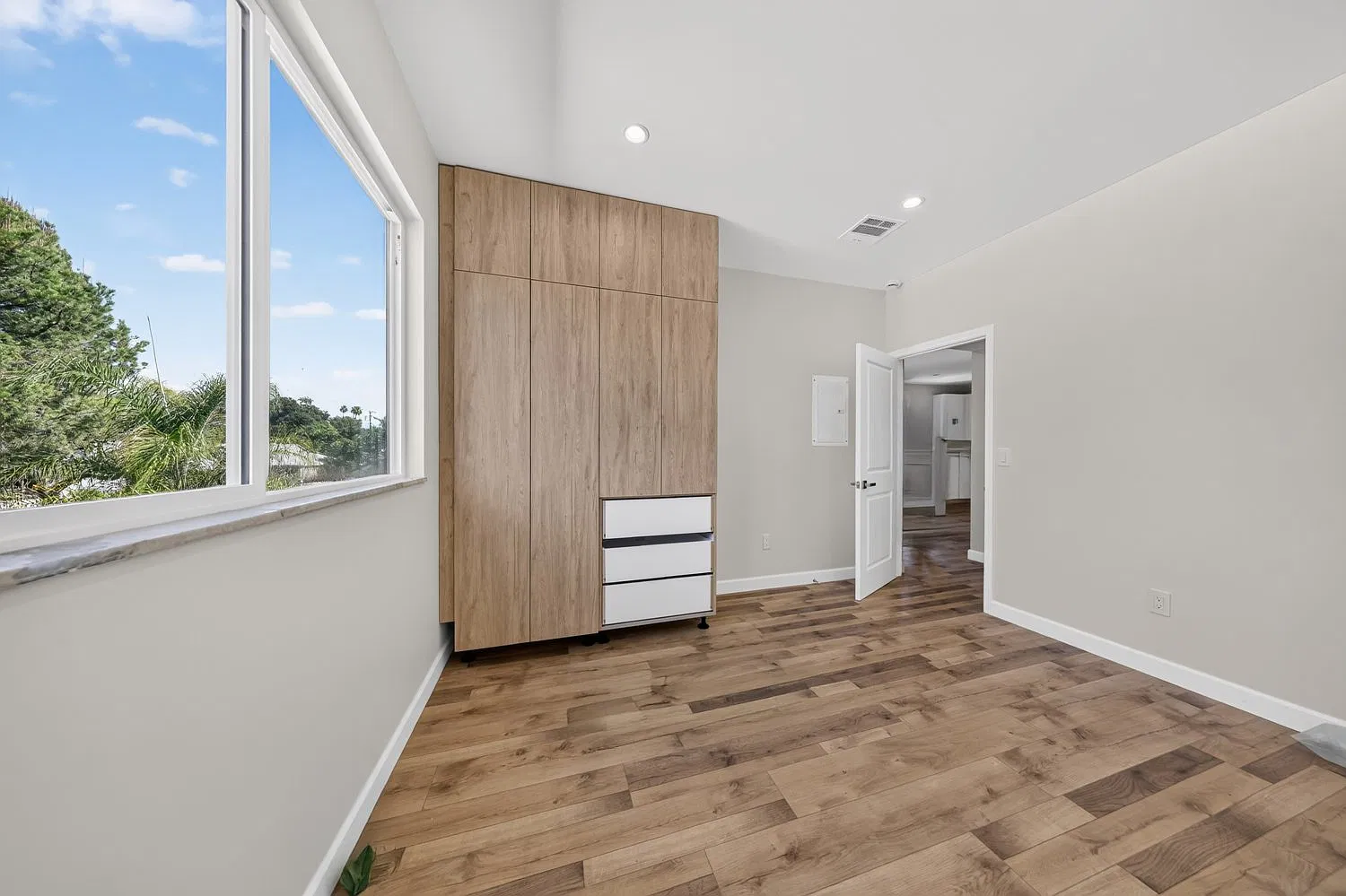 2 bed, 889 sqft, $2,950 — Photo 2