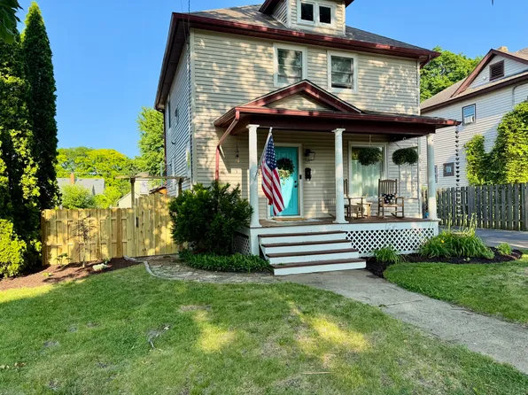 926 Tappan St, Woodstock, IL 60098