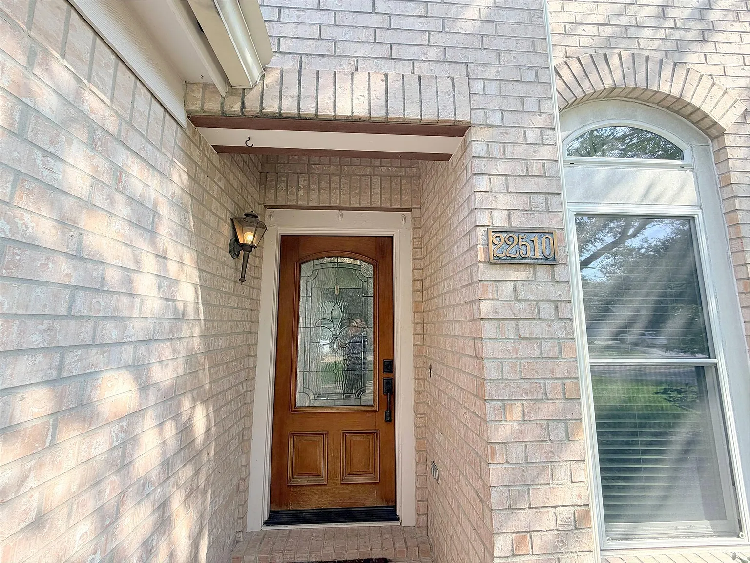 4 bed, 2.5 bath, 2338 sqft, $2,650 — Photo 2