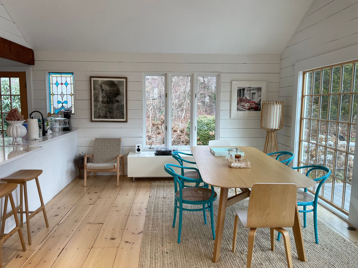  Dining Room, Seats 6-8 plus 2 Counter Chairs. Equipped with Record Player and Sonos Move 