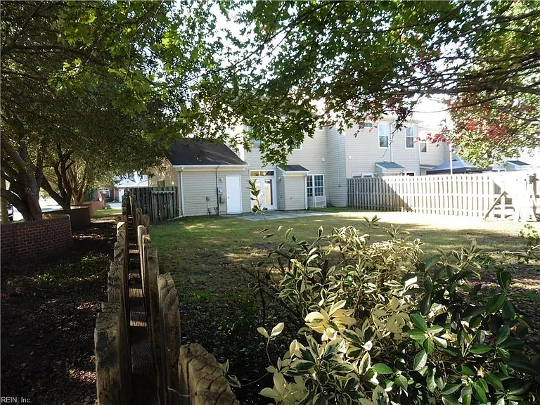 2364 Charing Cross Rd — Photo 3