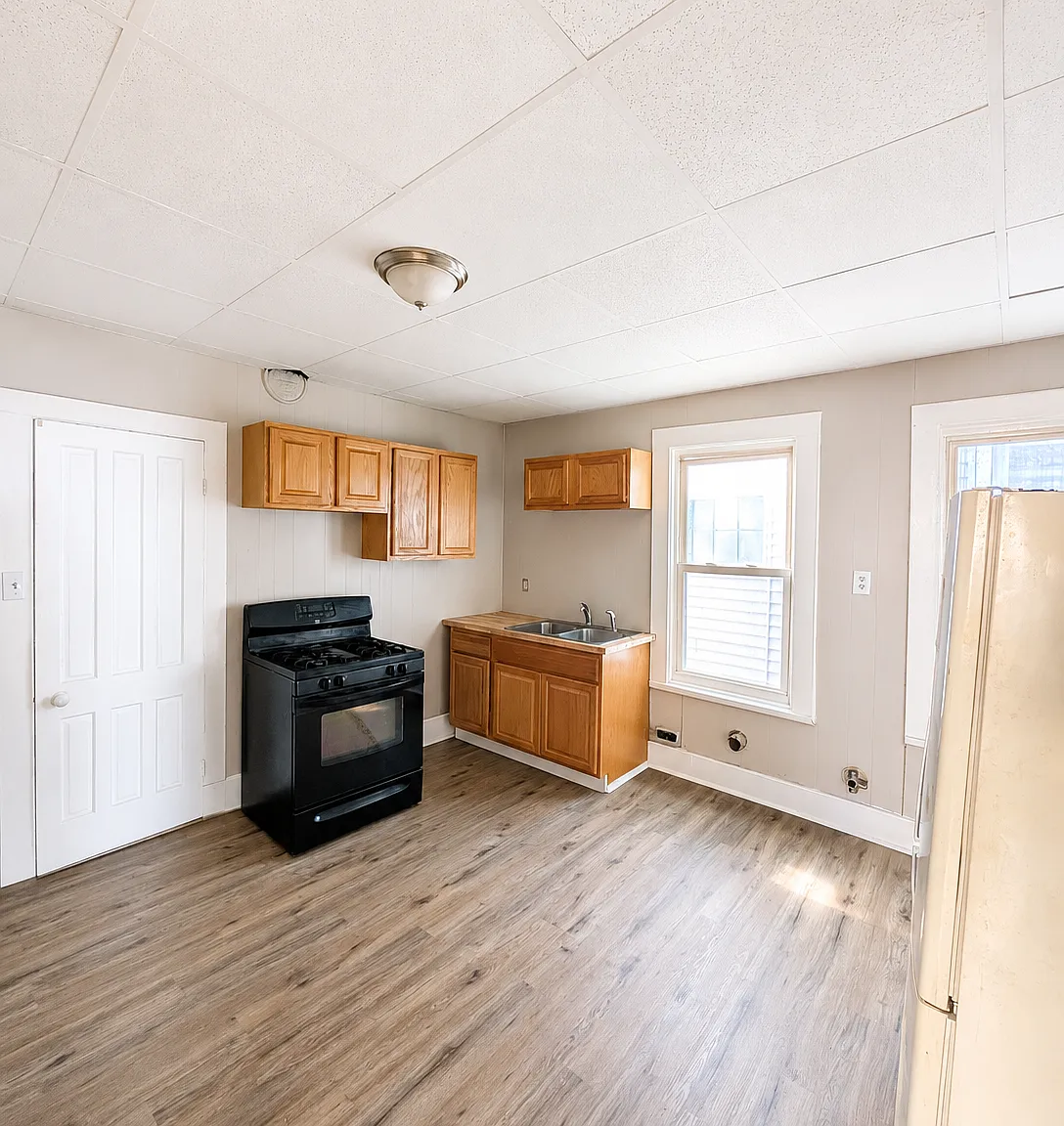 3 bed, 890 sqft, $1,390 — Photo 1