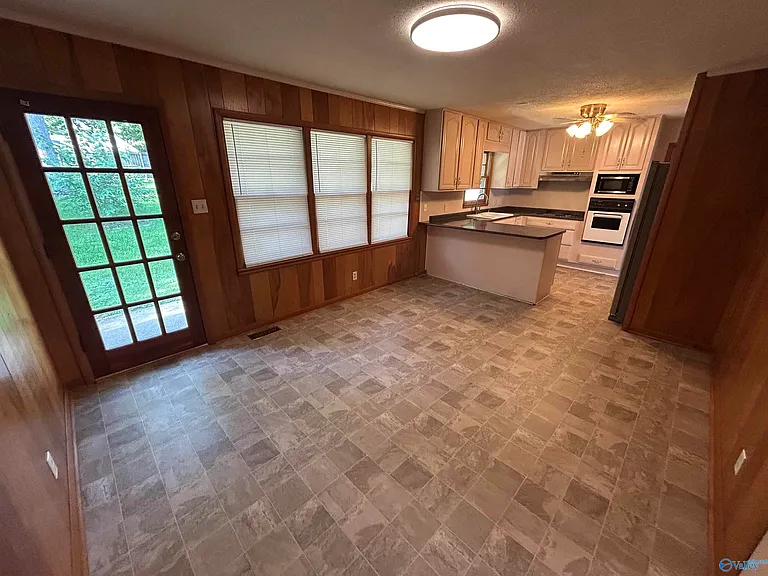1607 Chapman Ave NE — Photo 5