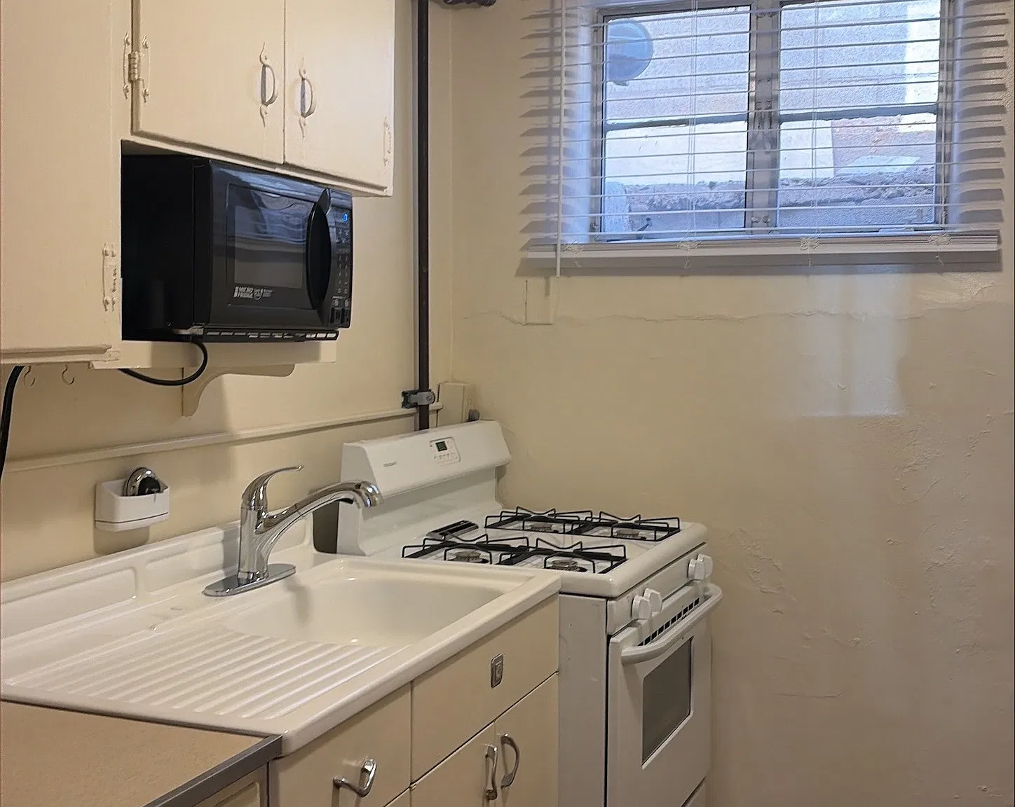 Large UNM Apt- Quality Updates, Great Character ~ 960 SF — Photo 4