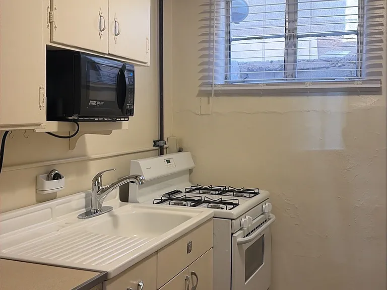 Quality & Updated 2 Bedroom Just Blocks to Pres. Hospital & & UNM — Photo 4