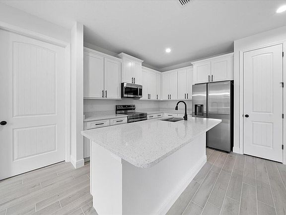 3rd image of 911 Echo Street