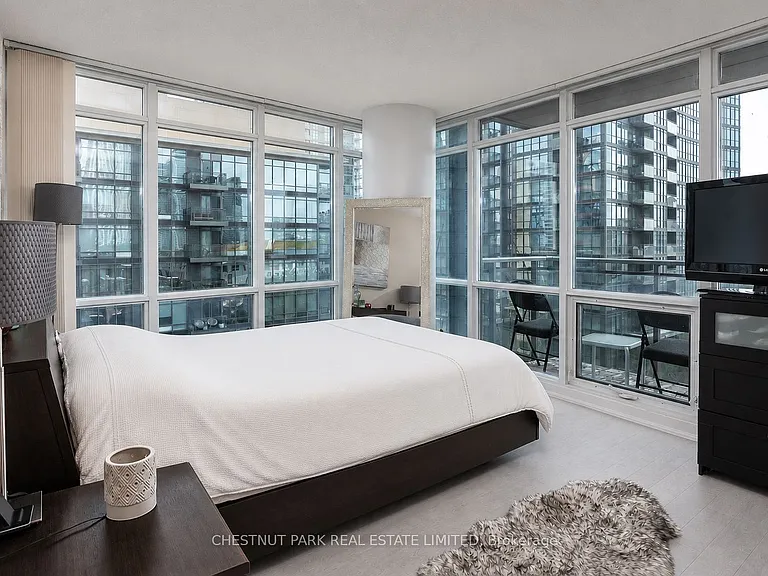 15 Fort York Blvd #710 — Photo 8