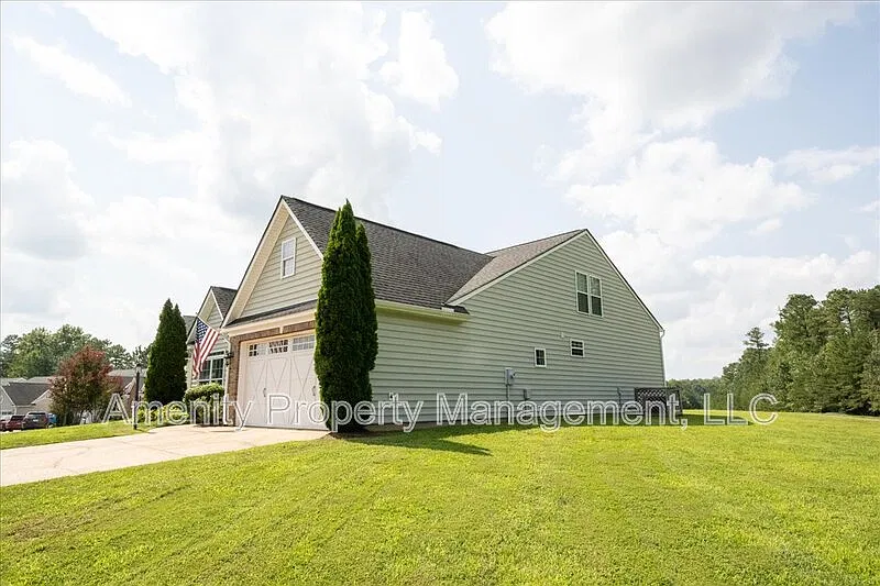 4 bed, 2.0 bath, 2349 sqft, $3,000 — Photo 3