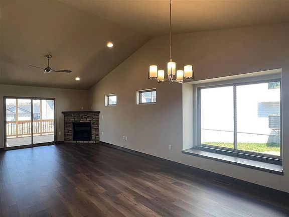 5th image of 707 Creekside Dr