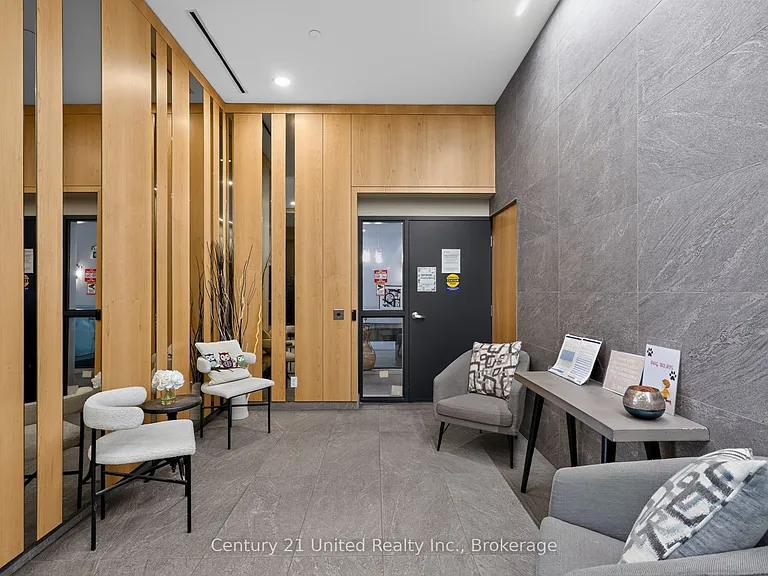 100 Bond St E #422 — Photo 16