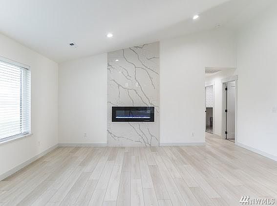 3rd image of 6372 Farrer Way NE