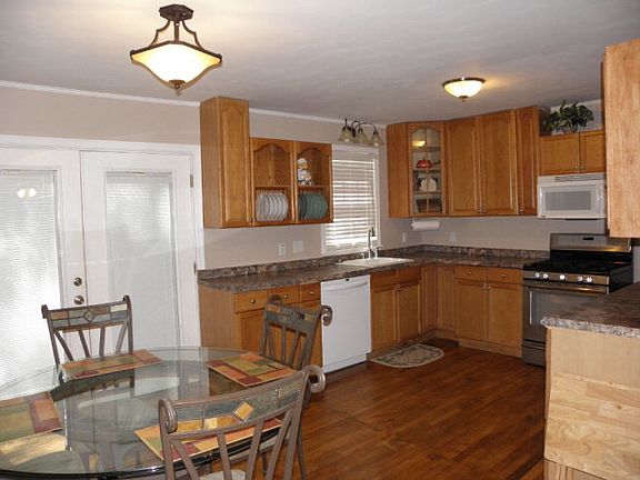 4th image of 114 Bishop St