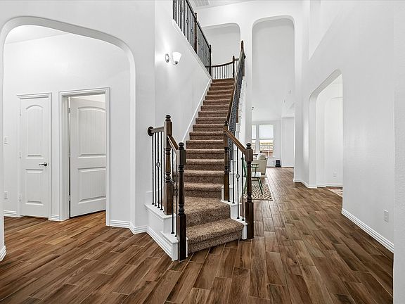 5th image of 208 Equestrian Rd
