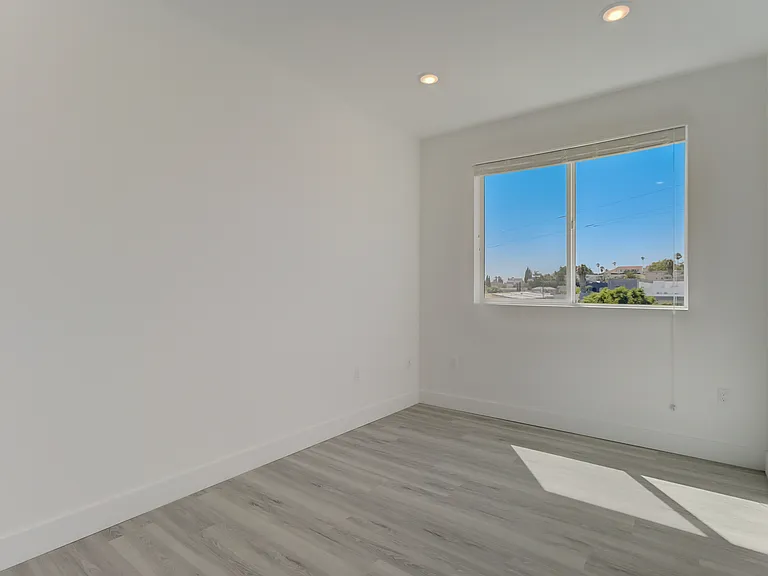 547 N Heliotrope Dr — Photo 13