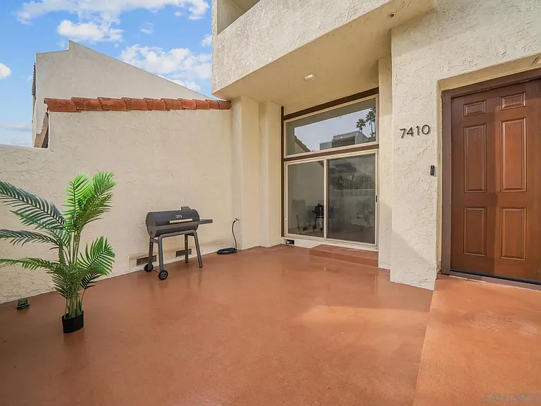 7410 Caminito Carlotta — Photo 2