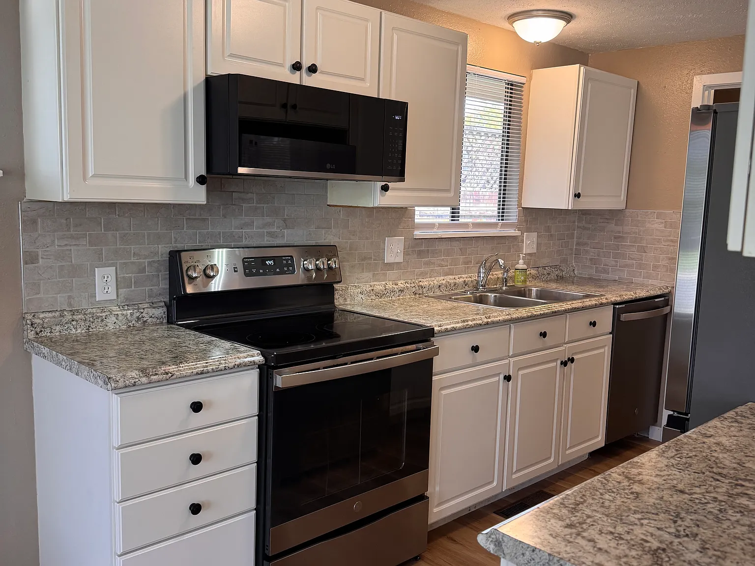 2 bed, 1008 sqft, $2,335 — Photo 3