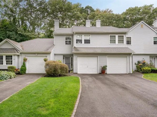702 Sara Cir, Port Jefferson Station, NY 11776
