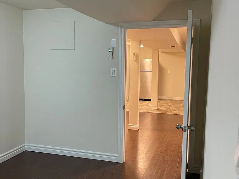 287 Palmerston Ave #LOWER — Photo 9