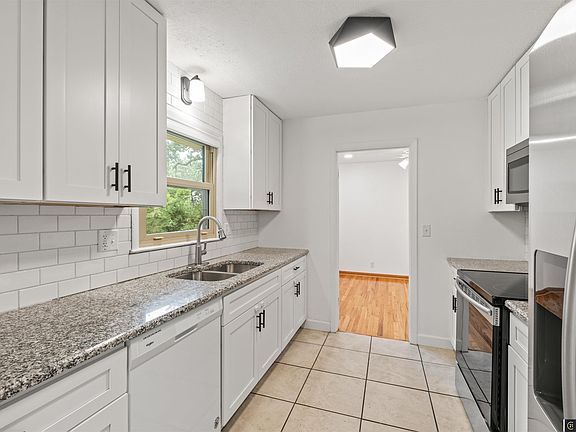 5th image of 1210 Hillcrest Dr