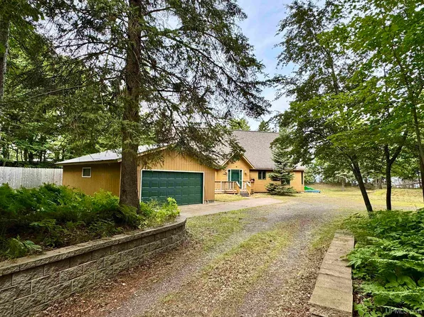 57487 Lakeshore Dr, Calumet, MI 49913