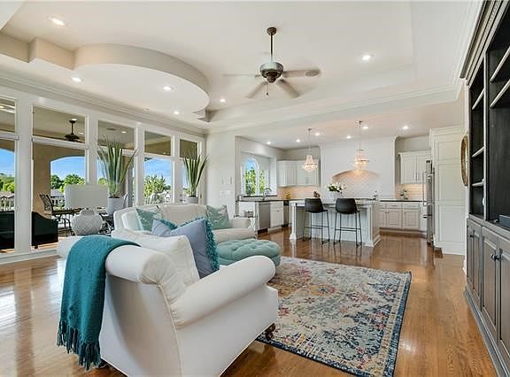 4th image of 620 NE Seabrook Ct