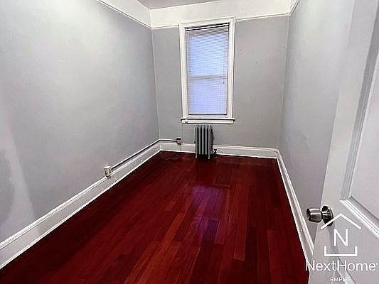 4th image of 2422 Crescent St #1