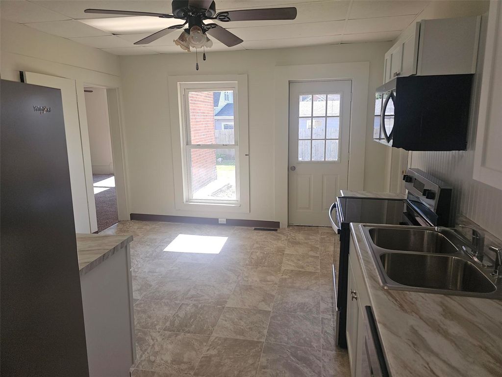 1105 E 5th St, Vinton, IA - View 3