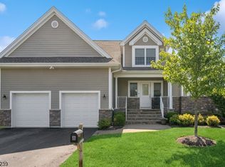 8 Coventry Rd, Hamburg, NJ 07419