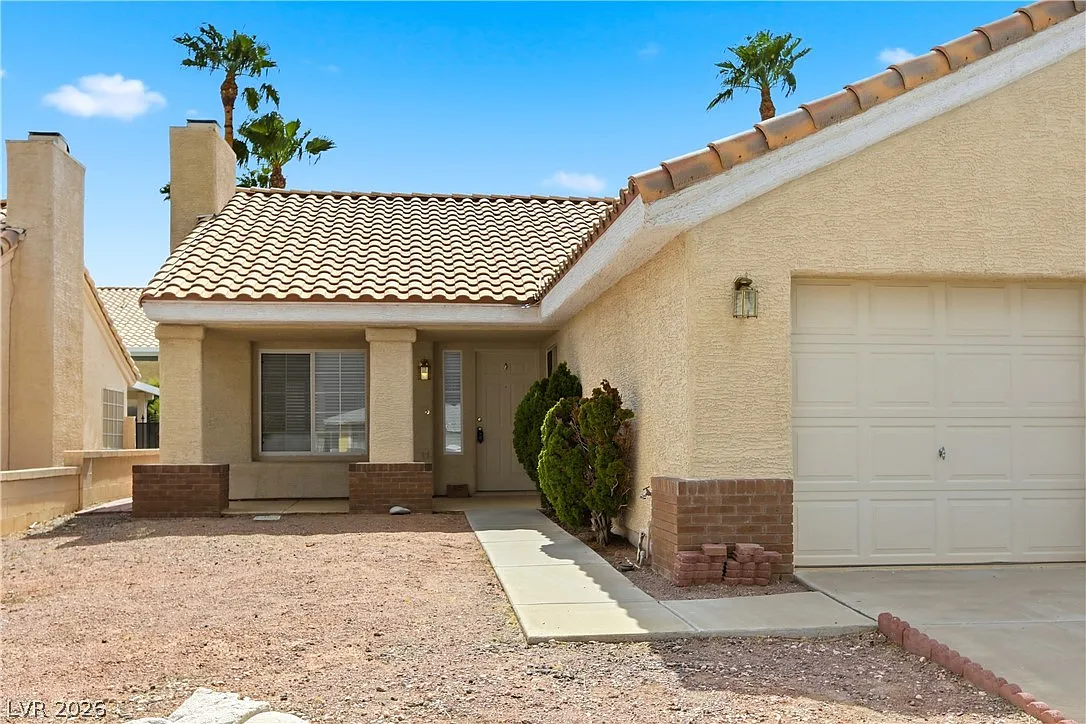 3 bed, 2.0 bath, 1468 sqft, $2,050 — Photo 3