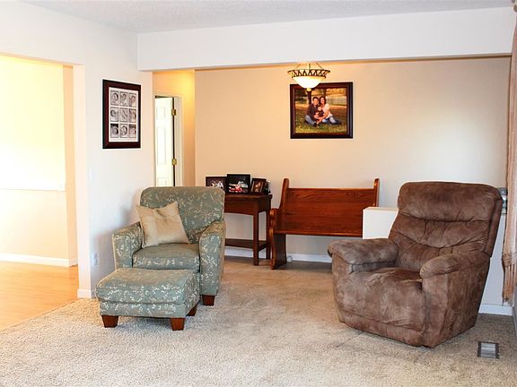 4th image of 701 N Briarwood Dr