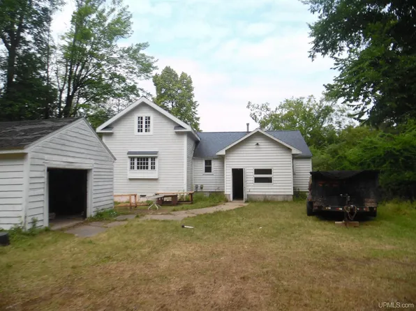 N507 River Dr, Menominee, MI 49858