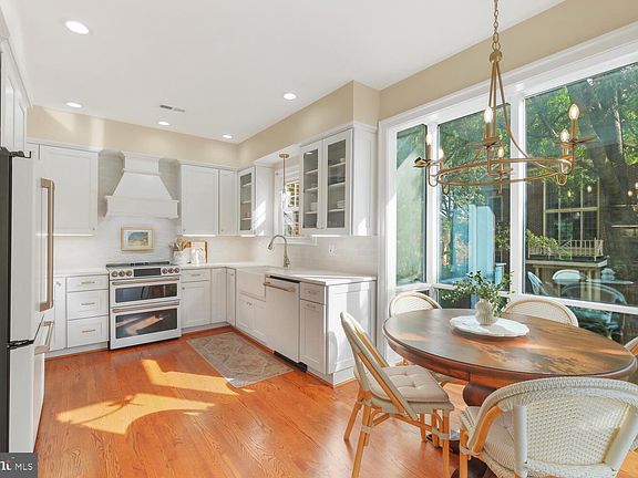3rd image of 9942 Foxborough Cir