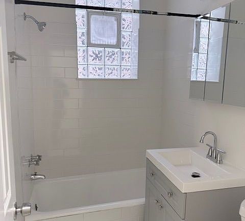 5th image of 2400 W Wilson Ave #6cf0300c7
