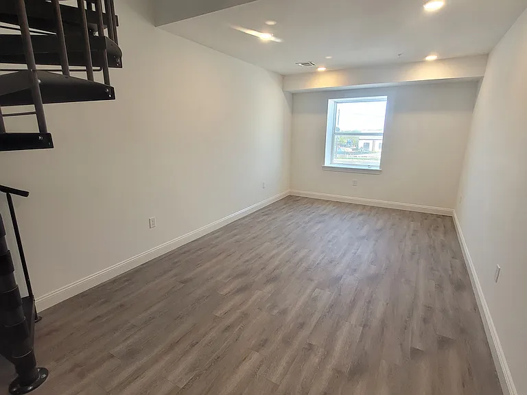 37 Main St #7 — Photo 7