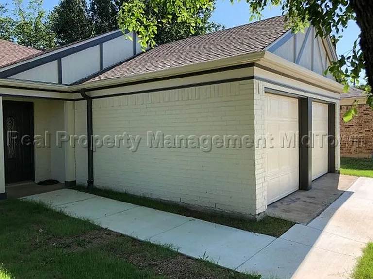 2325 Warwick Ave — Photo 3