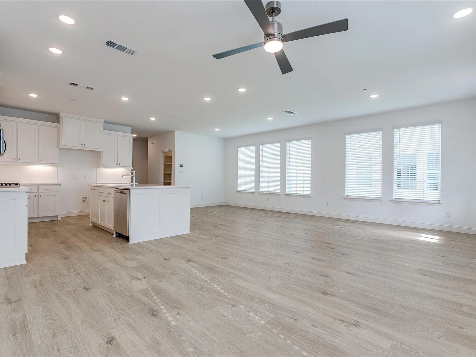 3 bed, 2286 sqft, $3,200 — Photo 4