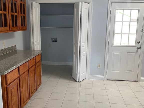 4th image of 2409 Julia Ln