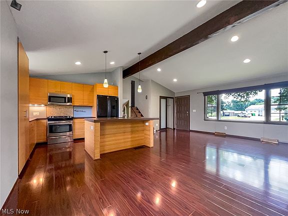 3rd image of 825 Penn Wood Dr