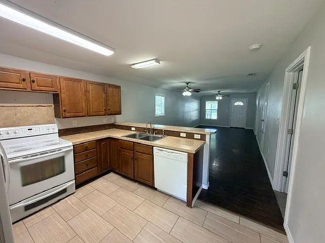1906 Pecan St — Photo 5