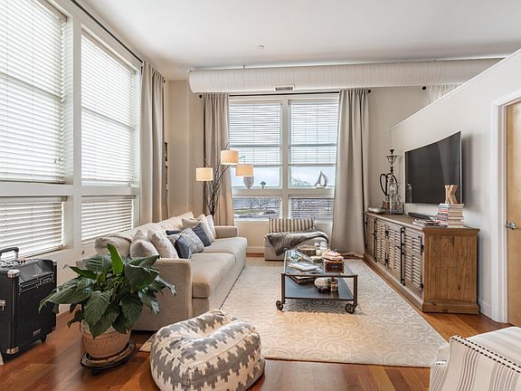 Living room w. direct view of the beach!