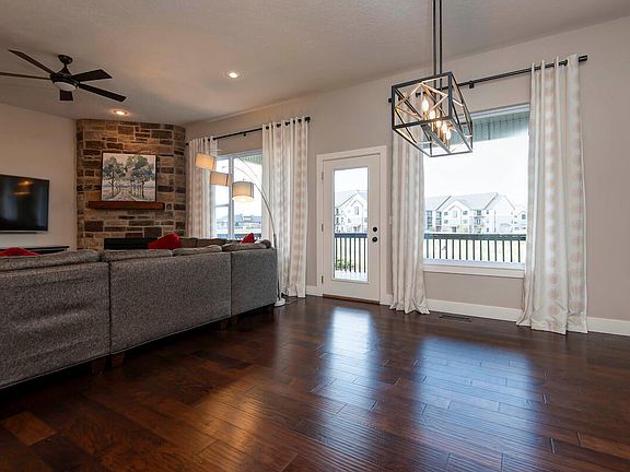 5th image of 707 N Fox Hill Circle