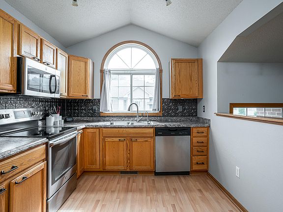 3rd image of 80 Heidi Ln