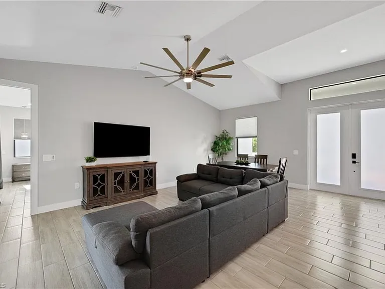 4618 Catalina Ln — Photo 6
