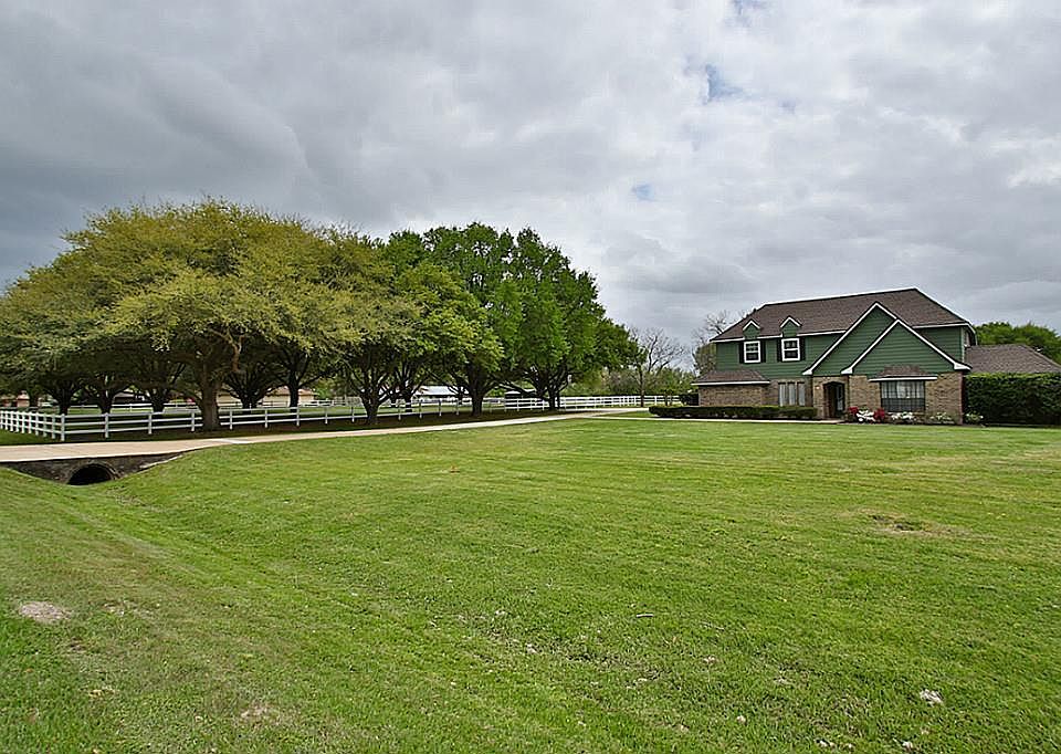 Welcome to 17315 Swansbury...Peaceful country living in the city! You d never believe you were mins to Kroger, Walmart, Target, Home Depot, Lowes, movie theater, Prem Outlet Mall,