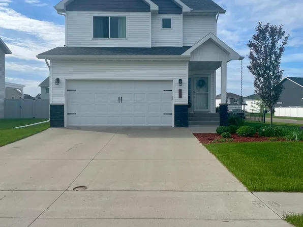 833 Cathy Dr W, West Fargo, ND 58078