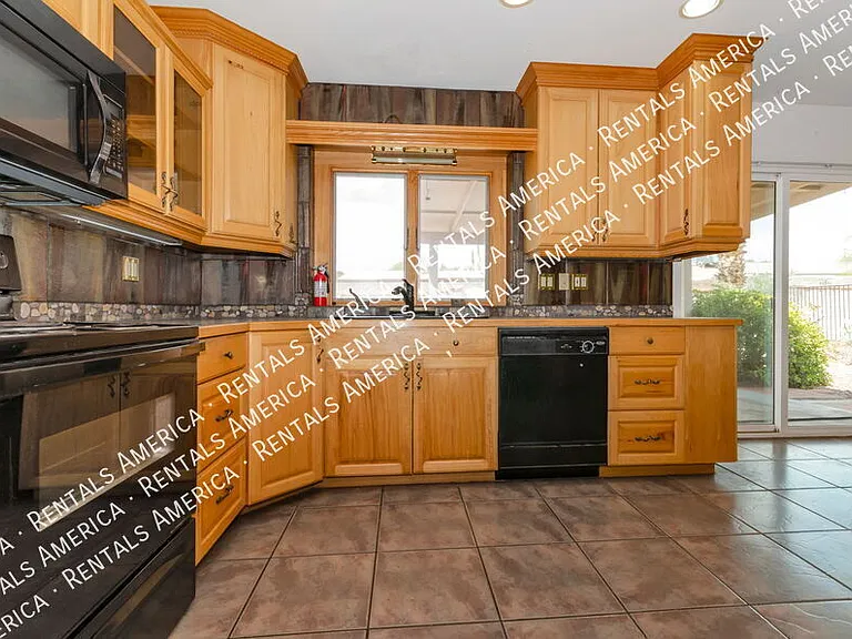 7868 N Soledad Ave — Photo 8